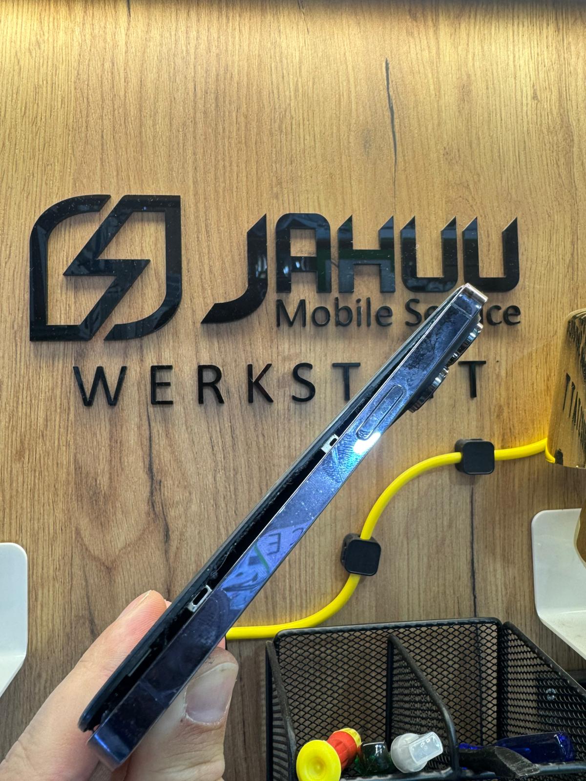 Geschwollener iPhone Akku – Gehäuse geöffnet von Seite