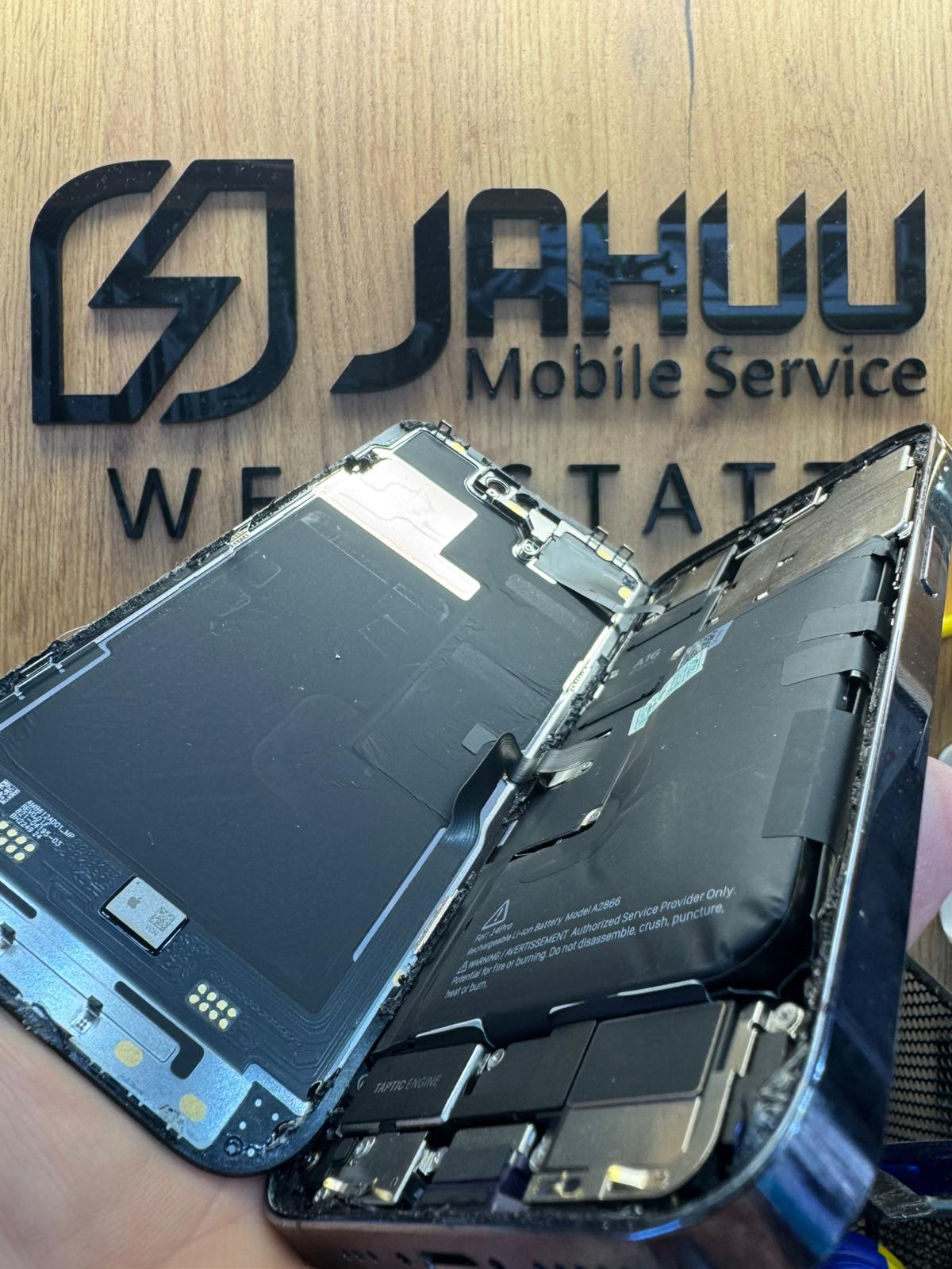Geschwollener iPhone Akku drückt Display heraus