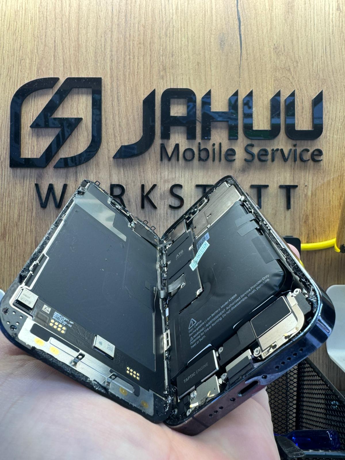 iPhone 14 Pro mit geschwollenem Akku – volle Ansicht