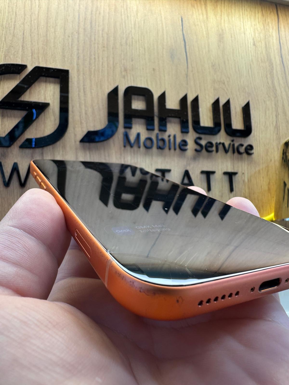 Gebrochenes Display eines Smartphones – Seitenansicht zeigt Glasbruch und Displayschaden, Display Reparatur Wien bei Jahuu