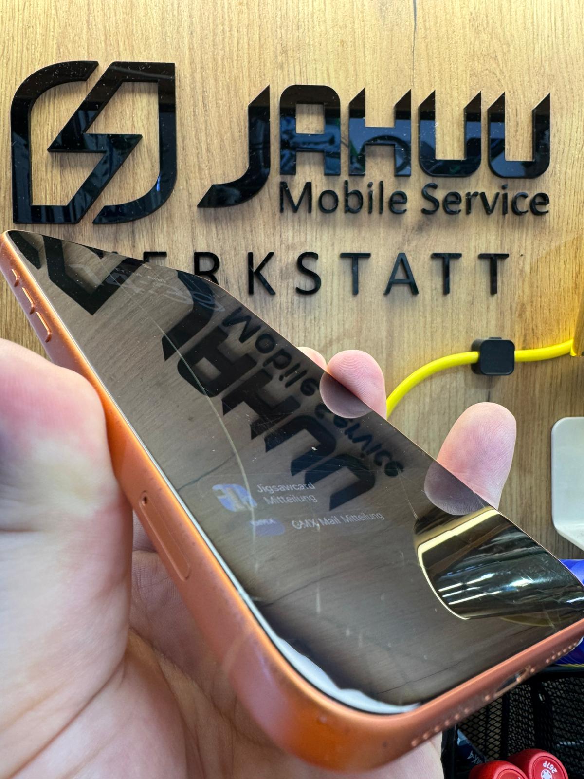 Beschädigter Touchscreen eines Smartphones wird in der Jahuu Werkstatt Wien untersucht – professionelle Display Reparatur
