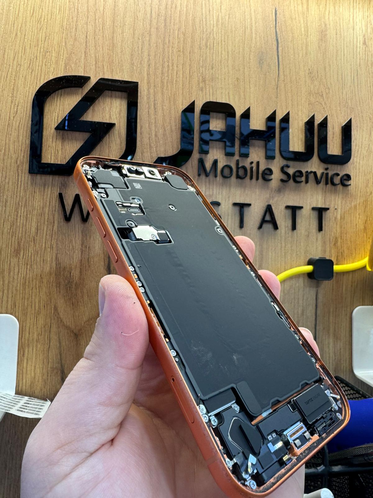 Geöffnetes Smartphone zeigt Innenleben und Akku – fachgerechte Display Reparatur und Zerlegung bei Jahuu Werkstatt Wien