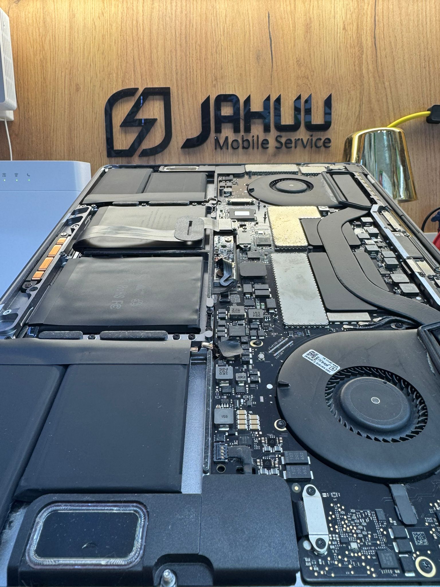Vollständig geöffneter Laptop mit sichtbarer Platine