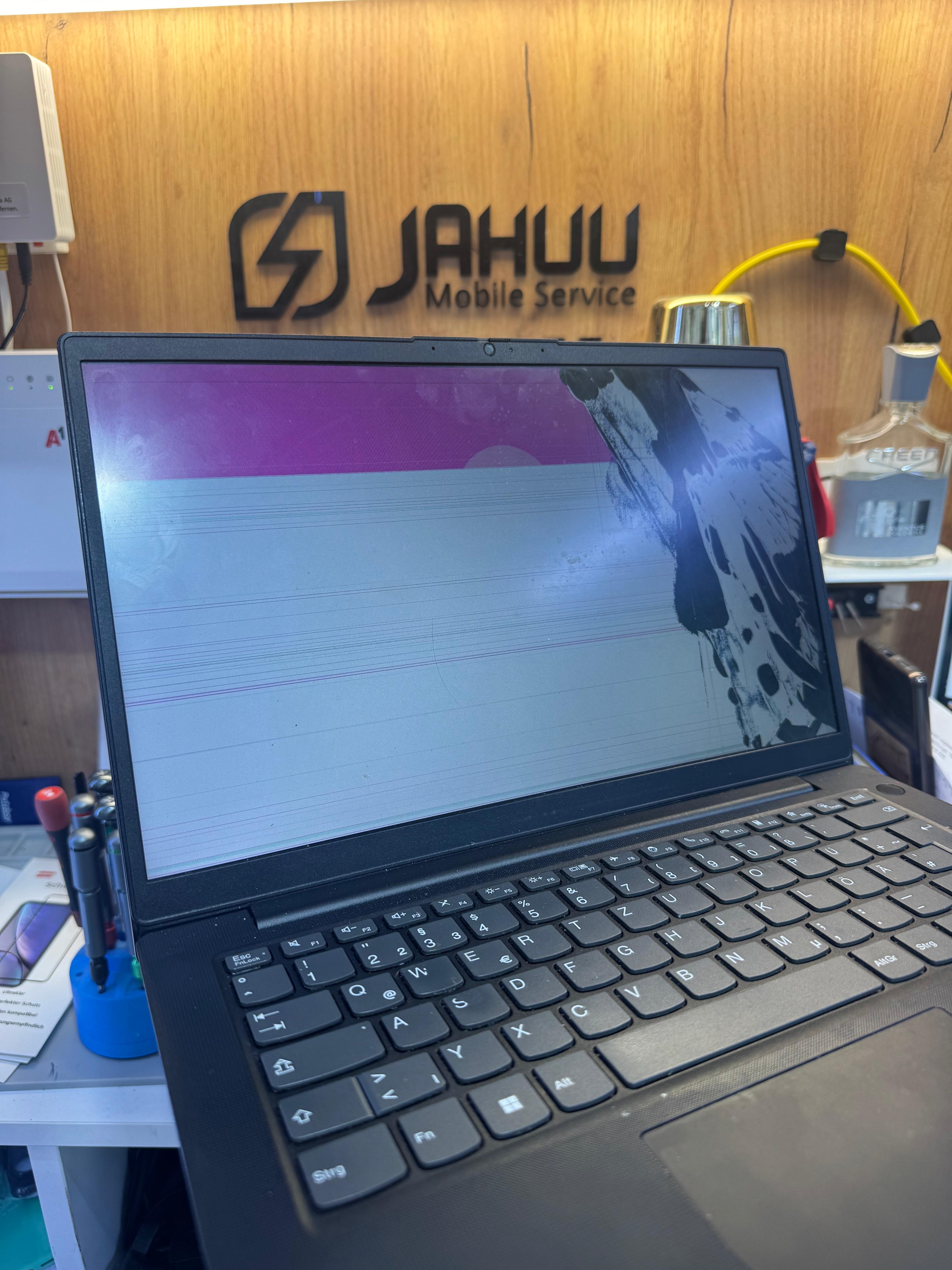 Lenovo V14 G4 Display gebrochen – Reparatur in der Jahuu Werkstatt Wien